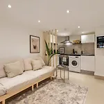 Chic Hideaway In Little Venice