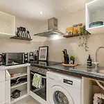 Chic Hideaway In Little Venice