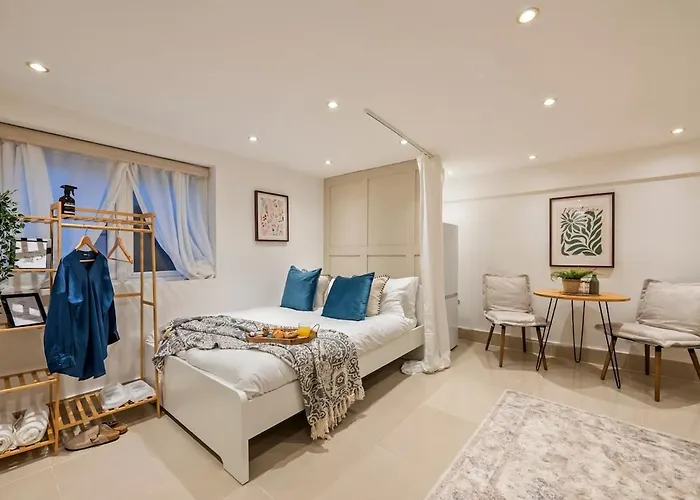 Chic Hideaway In Little Venice
